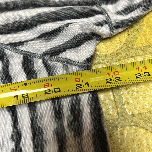 EUC Vera Wang long top - Picture 11 of 15